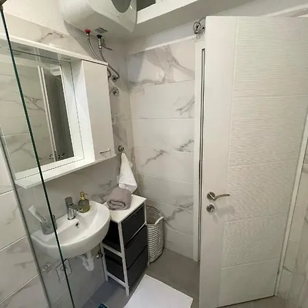 H&E Apartment *